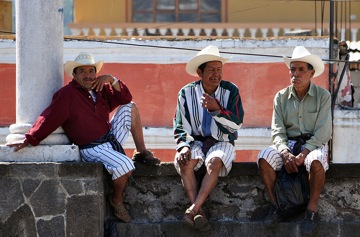 800px-Santiago_de_atitlan_natives_2009