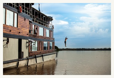 jump Delfin amazon cruise